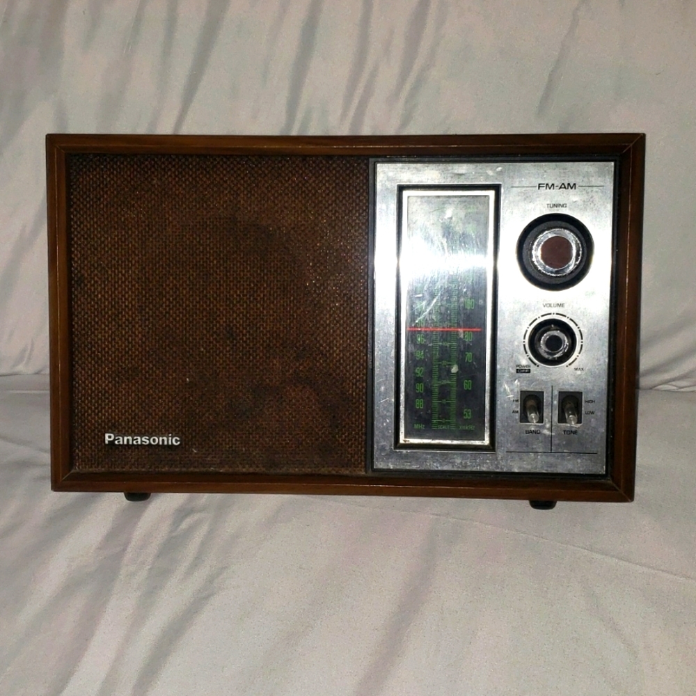 Vintage Panasonic AM/FM Radio Model # RE-6286 By Matsushita Electronic.